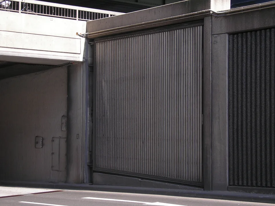 Rheinufertunnel Köln: Südportal mit Fluttor